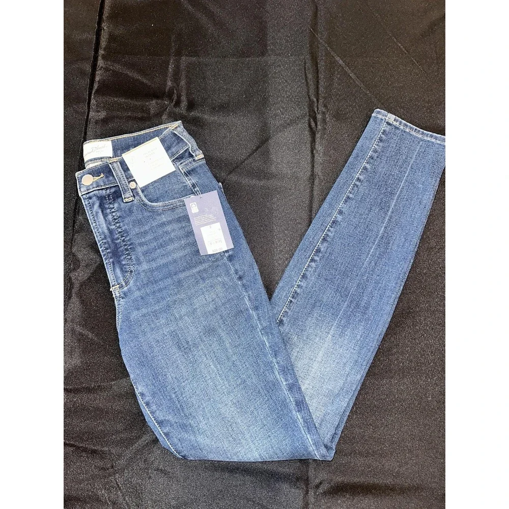 Universal Thread High Rise Women's Jeans - Medium Blue Wash